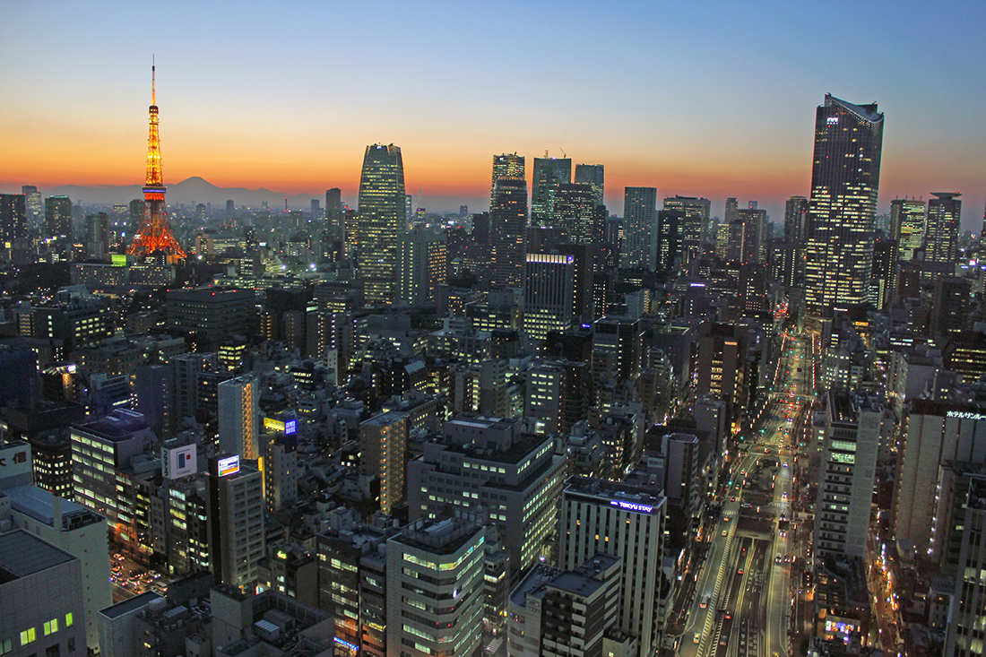 Skyline över en hårt arbetande stad - Tokyo.