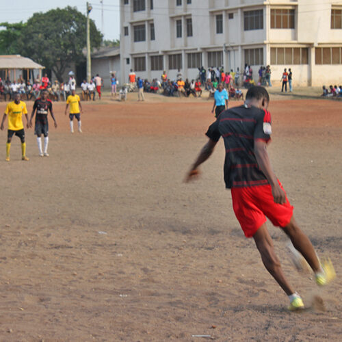 Lokala fotbollsspelare på jordplan utanför Accra, Ghana. Foto Joakim Rådström.